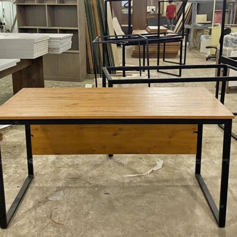 Bàn Làm Việc Chân Sắt Có Bửng Hiện Đại